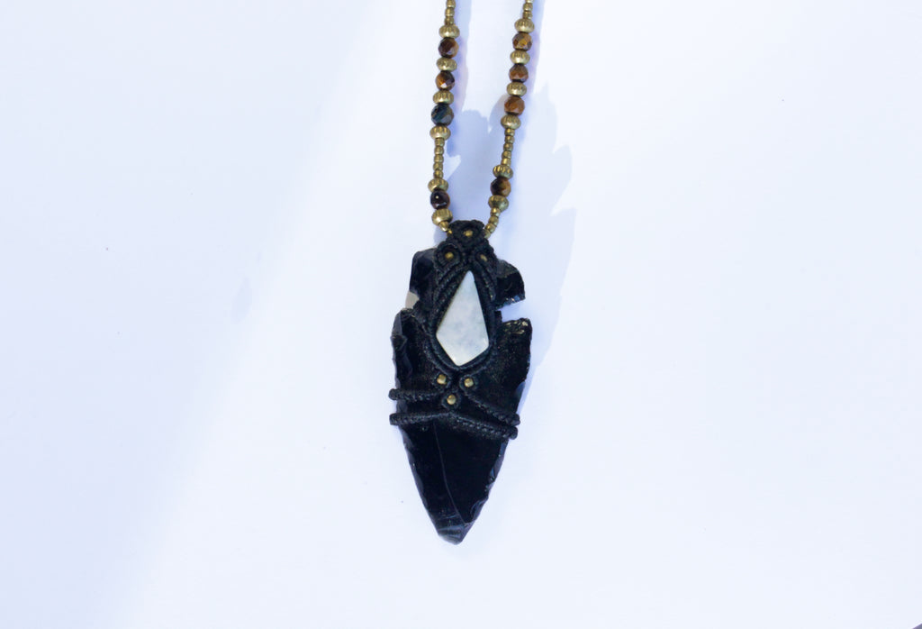 Obsidiaanikärki violetilla jadella