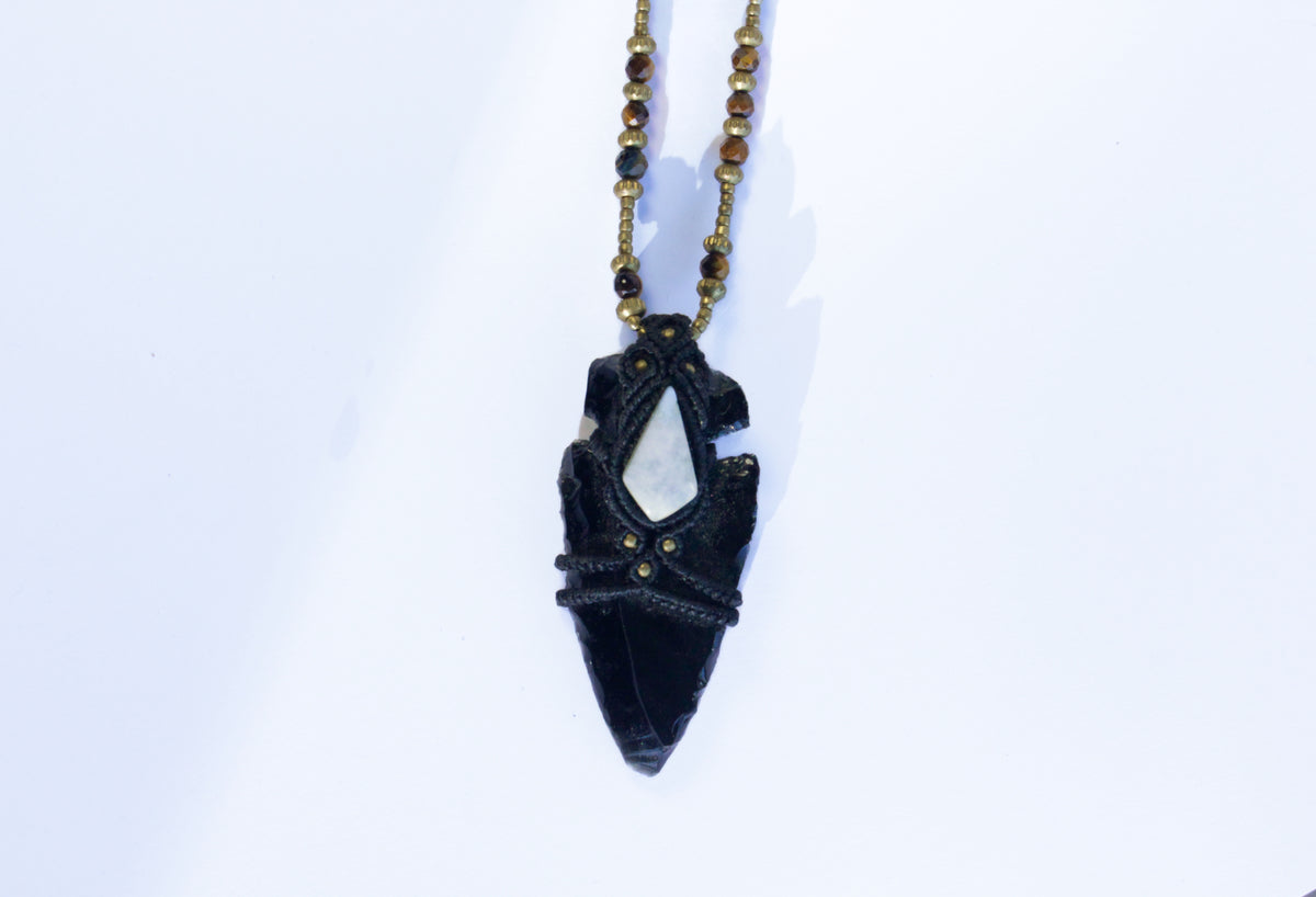Obsidiaanikärki violetilla jadella