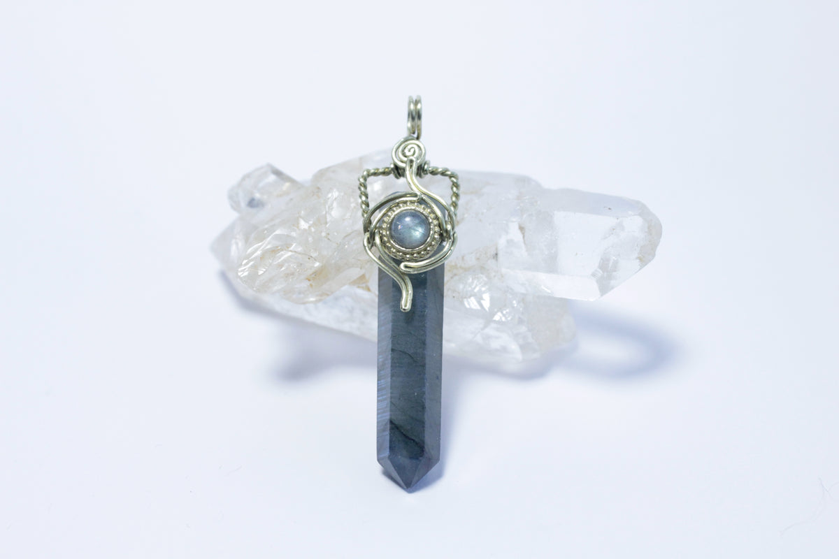 Inner fire -kivikärkiriipus by Natural vibrations jewelry