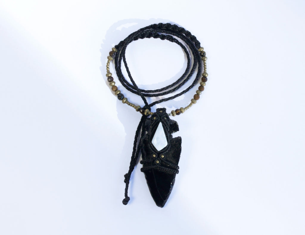 Obsidiaanikärki violetilla jadella